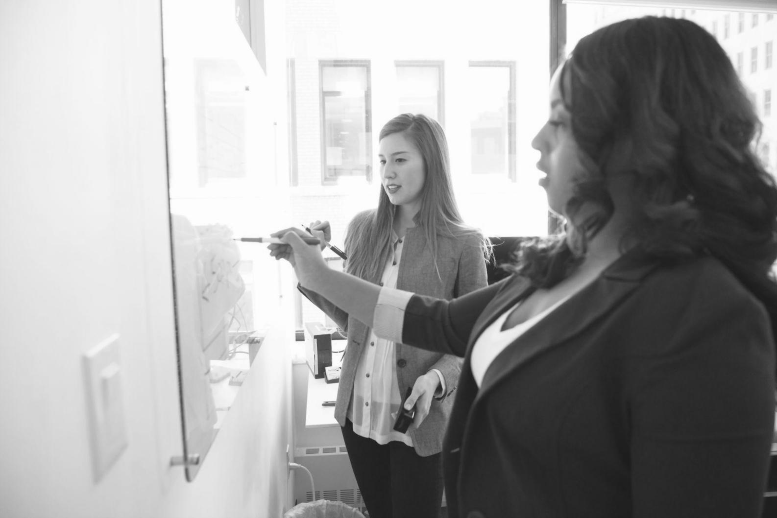 Professionnels travaillant sur l'analyse financière